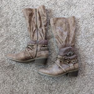 Venus boots with decorative details